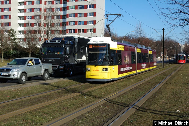 Bild: 1524 als Linie M8 zwischen den Haltestellen Platz der Vereinten Nationen und Büschingstr.