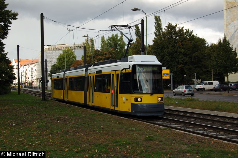 Bild: 1103 als Linie M8 vor der Haltestelle Mollstraße/Otto-Braun-Straße.