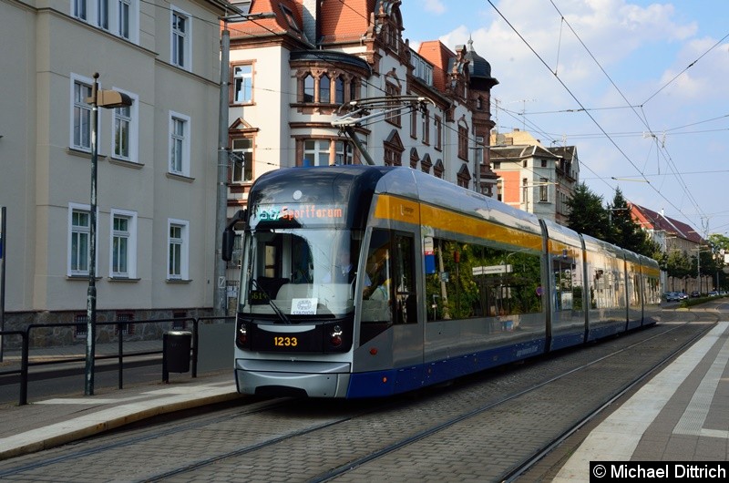 1233 als Linie 56 in der Haltestelle Wilhelminenstraße.