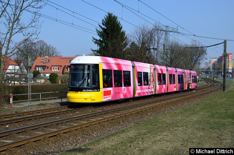 Bild: 8026 als Linie M6 kurz vor der Haltestelle Landsberger Allee/Rhinstr.