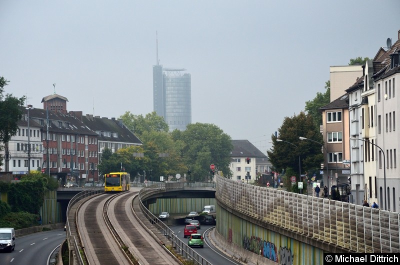 Bus 4657 erreicht die Spurbusstrecke.