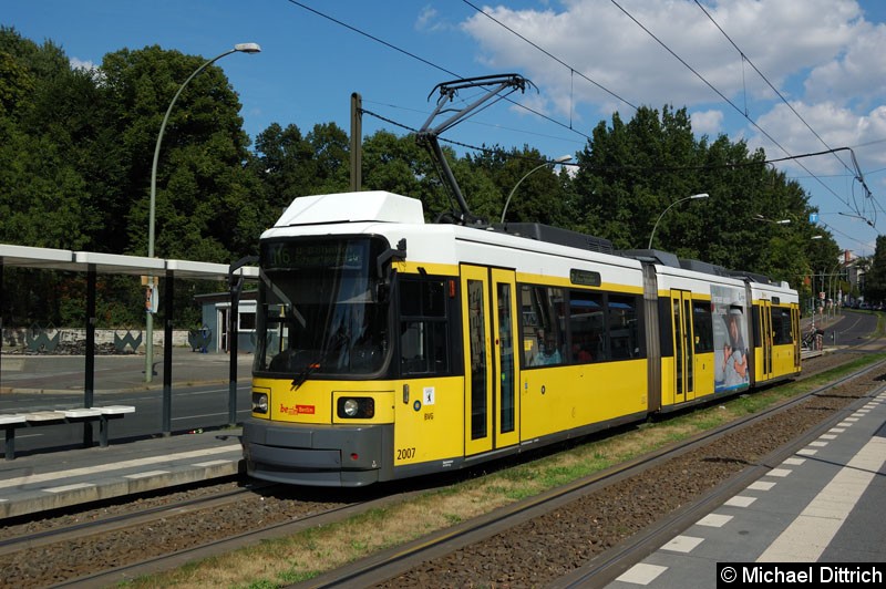 Bild: 2007 als Linie M6 an der Haltestelle Platz der Vereinten Nationen mit Ziel U Schwartzkopffstr. 
Der letzte Einsatztag mit diesem Ziel.
