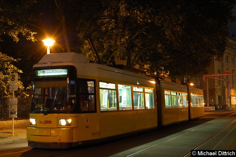 Bild: 1032 als Linie M1 an der Haltestelle Am Kupfergraben.