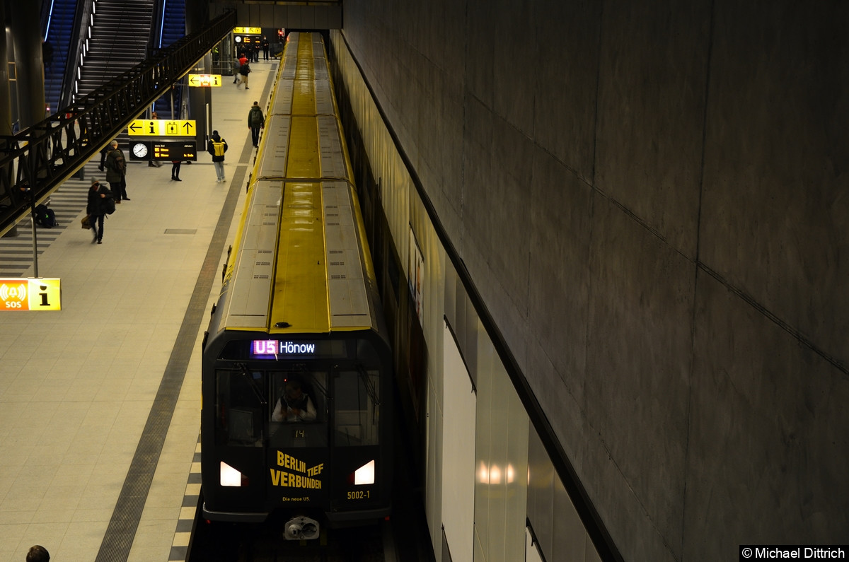 Bild: Eröffnung der U5 zu Hauptbahnhof.
5002 mit seiner besonderen Beklebung zur Eröffnung.