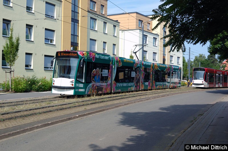 Bild: Combino 635 begegnet dem Combino 628 in der Melchendorfer Str. zwischen den Haltestellen Agentur für Arbeit und Am Schwemmbach.