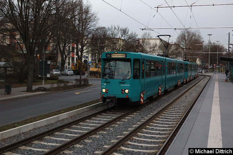 Bild: 722 und ein weiterer Wagen als Linie U5 an der Haltestelle Gießener Str.