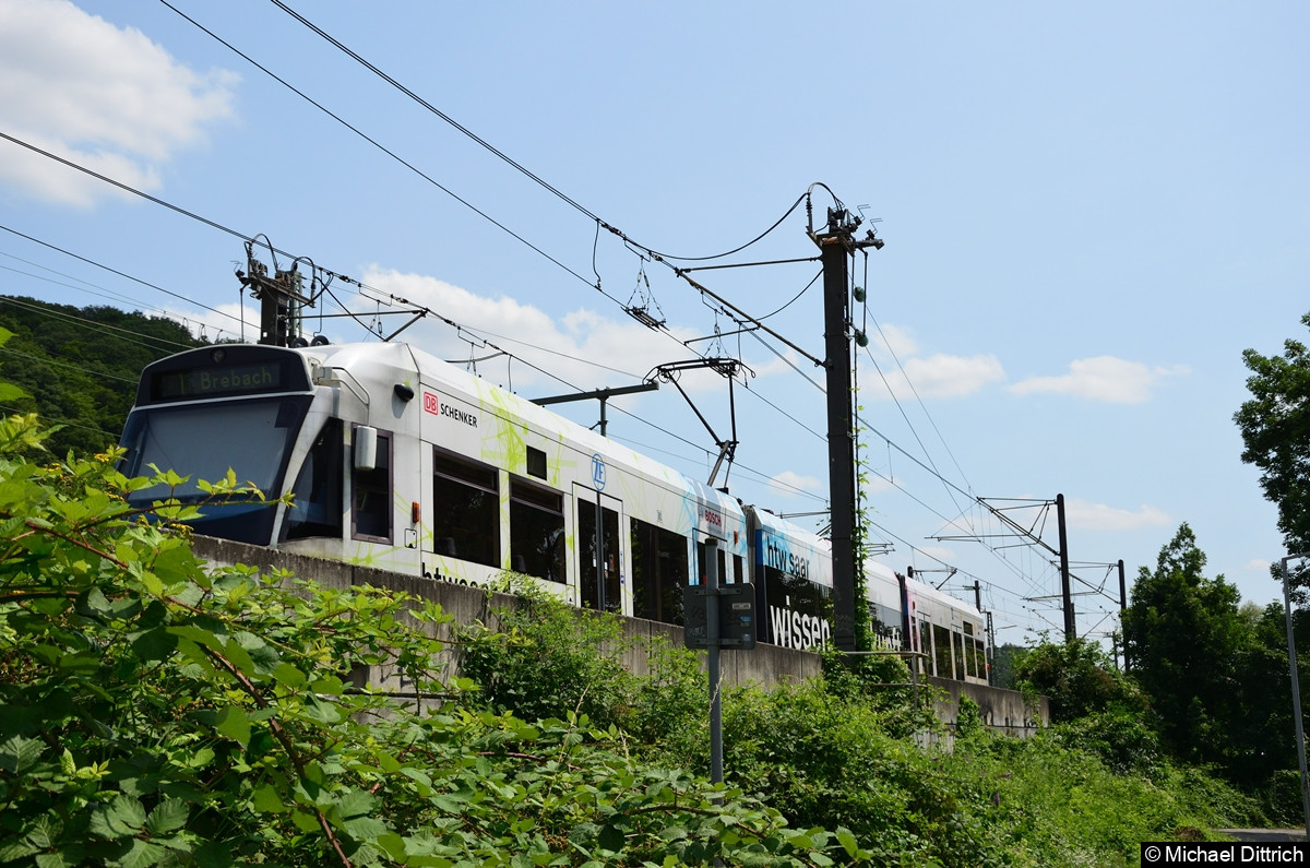 Bild: Wenn der Bügel den zweiten Kontakt verlassen hat, befindet er sich unter dem bei der DB üblichen Spannung von 15.000 Volt Wechselstrom.
