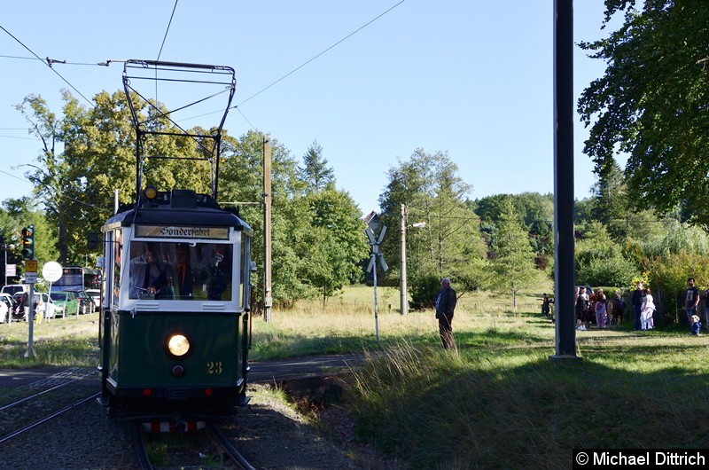 Bild: Anlässlich des Weltkindertages fand in Bad Tabarz ein Fest statt. Dazu setzte man den Wagen 23 aus Nordhausen zu Sonderfahrten ein. Hier kommt er gerade in Bad Tabarz an.