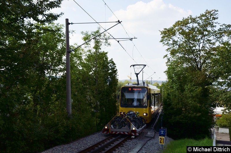 Bild: 1002 schiebt gerade seinen Fahrradwagen nach Degerloch.