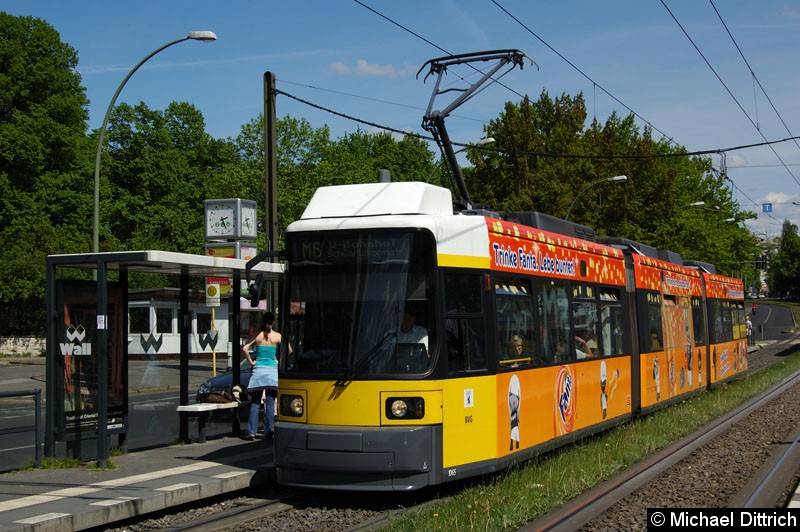 Bild: 1065 als Linie M6 an der Haltestelle Platz der Vereinten Nationen.