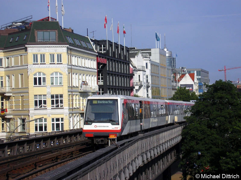 Bild: Ein DT4 hat die Station Landungsbrücken verlassen.