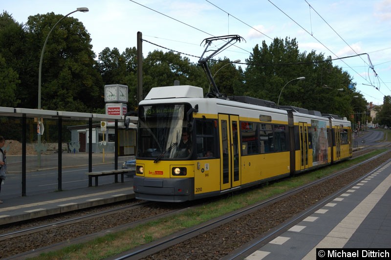 Bild: 2010 als Linie M8 in der Haltestelle Platz der Vereinten Nationen.