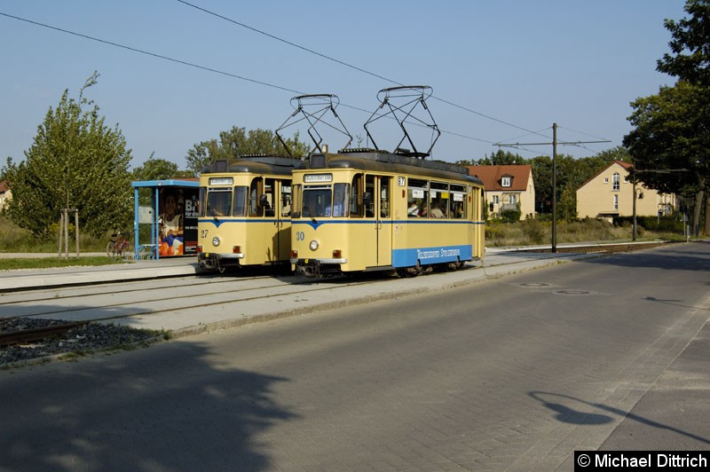 Bild: Wagen 27 trifft an der Haltestelle Berliner Platz den Wagen 30.