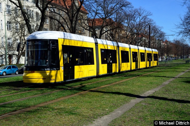 Bild: 9039 als Linie 50 kurz vor der Haltestelle Björnsonstr.
