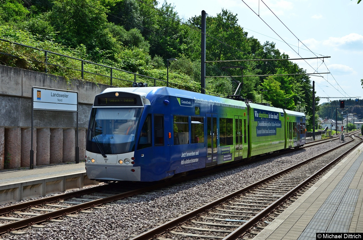 Bild: 1007 in der Haltestelle Landsweiler Nord. 
Das Ziel Lebach Jabach wird nur in der Hauptverkehrszeit erreicht.