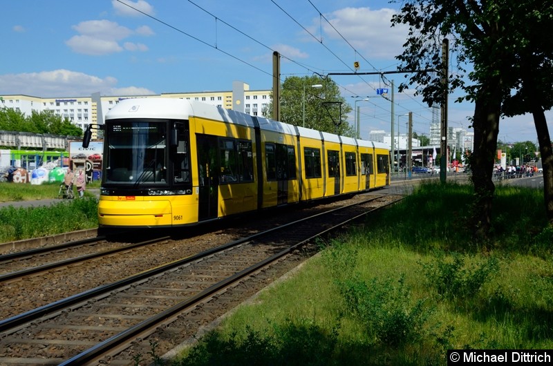 9061 als Linie M8 hinter der Haltestelle Allee der Kosmonauten/Rhinstraße.