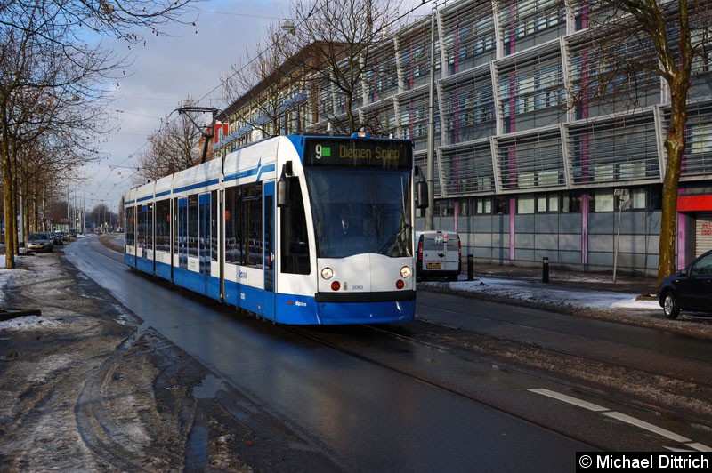 Bild: Combino 2083 als Linie 9 akurz vor der Haltestelle Nicolaas Lublinstraat.
