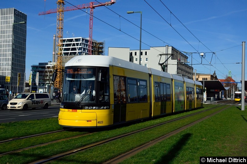 Bild: 4023 als Linie M10 hinter der Haltestelle Hauptbahnhof.