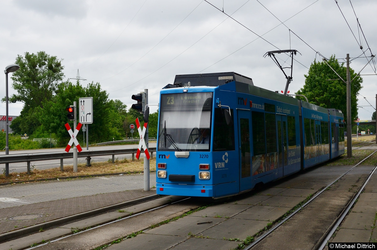 Bild: 3270 erreicht gerade die Haltestelle Heidelberg, Rohrbach Süd.