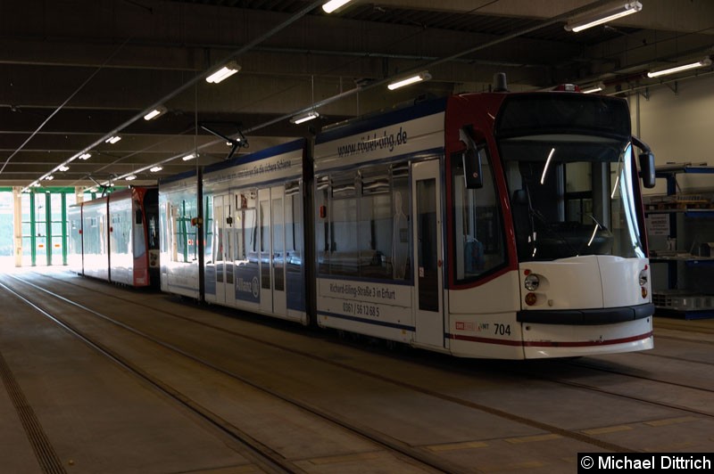 Bild: Abgestellt in der Halle war der Wagen 704 mit einem weiteren kleinen Combino dran.