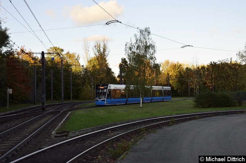 Bild: 608 steht als Linie 1 in der Wendeschleife Rügener Straße.