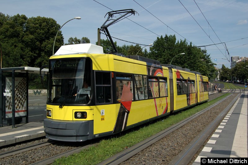 Bild: 1012 als Linie M5 an der Haltestelle Platz der Vereinten Nationen.