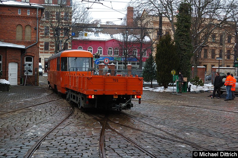 Bild: Arbeitswagen 756 mit Lore 765 bei der Einfahrt in den Museumsbetriebshof Sudenburg.