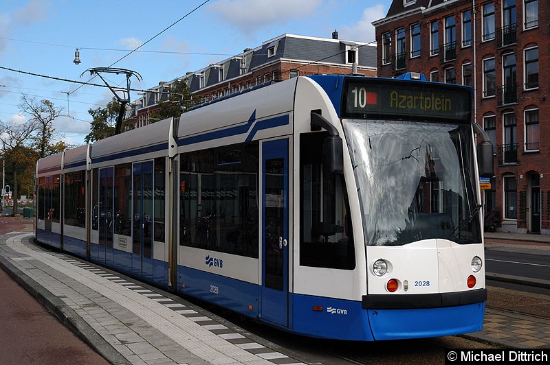 Bild: Combino 2028 als Linie 10 an der Haltestelle Van Hallstraat.