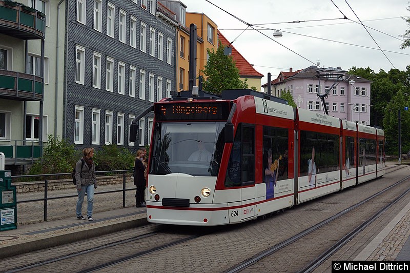Bild: Combino 624 als Linie 4 an der Haltestelle Sparkassen-Finanzzentrum.