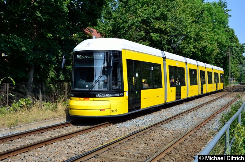 Bild: 9022 als Linie M8 kurz vor der Haltestelle Ev. Krankenhaus KEH.