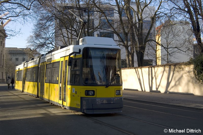 Bild: 1039 als Linie M1 an der Haltestelle Am Kupfergraben.