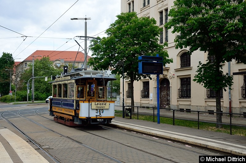 Bild: Historischer Triebwagen 349 (Typ 11) an der Haltestelle Wilhelm-Liebknecht-Platz.