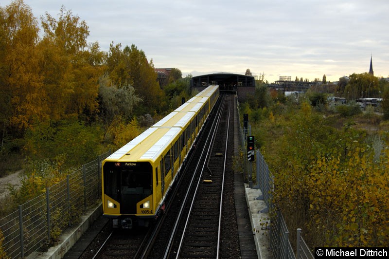 Bild: Geführt von 1005-4 fährt dieser Zug kurz vor dem Bahnhof Potsdamer Platz in den Tunnel rein. 
Heute ist diese Aufnahme nicht mehr möglich.