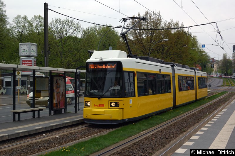 Bild: 1512 als Linie M8 in der Haltestelle Platz der Vereinten Nationen.
