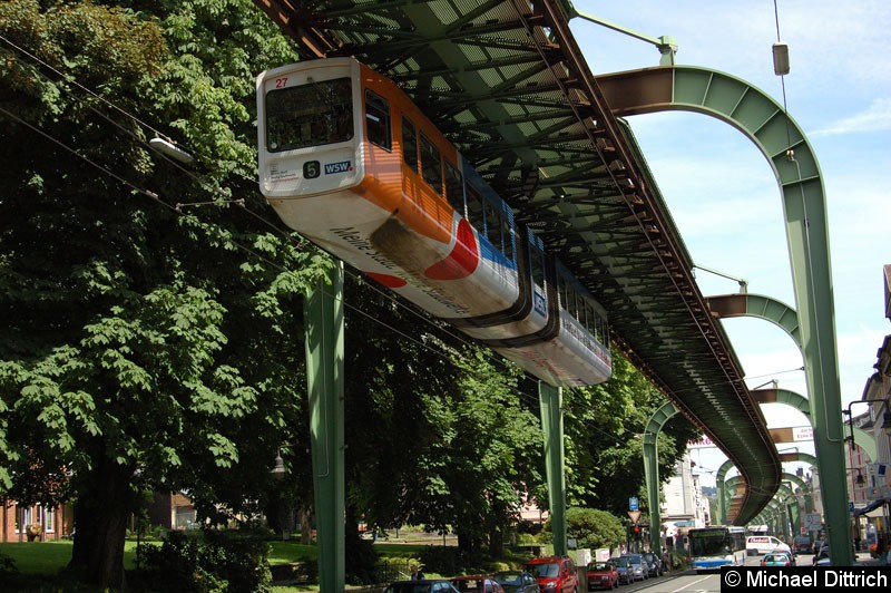 Bild: Wagen 27 kurz vor der Endhaltestelle Vohlwinkel.
Darunter sieht man die Fahrleitungen des O-Busses, welcher aus Solingen kommt.