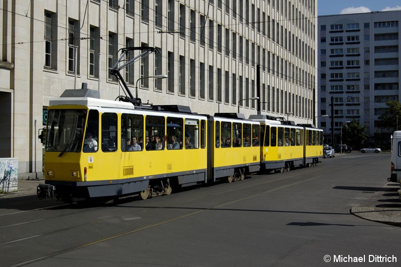 Bild: 7075 als Linie M5 in der Bernhard-Weiß-Str. (vormals ohne Namen).
