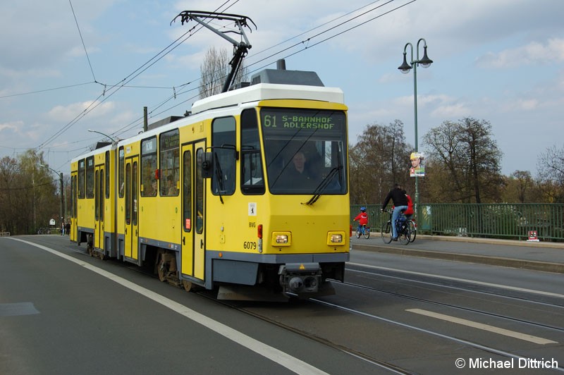 Bild: 6079 als Linie 61 auf der Dammbrücke.