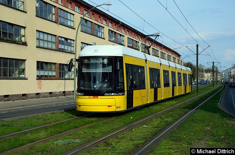 Bild: 9019 als Linie M4 in der Buschallee kurz der gleichnamigen Haltestelle.