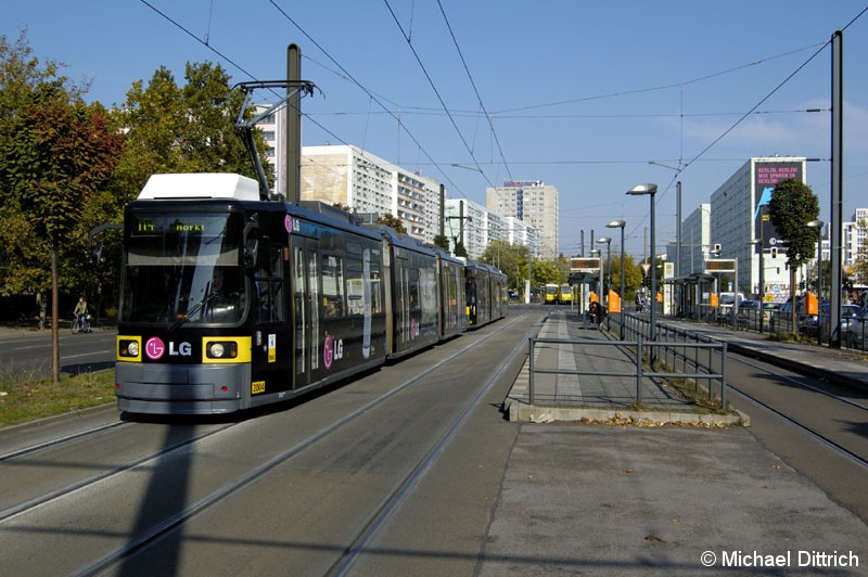 Bild: 2004 als Linie M4 in der Otto-Braun-Straße Ecke Wadzeckstraße.