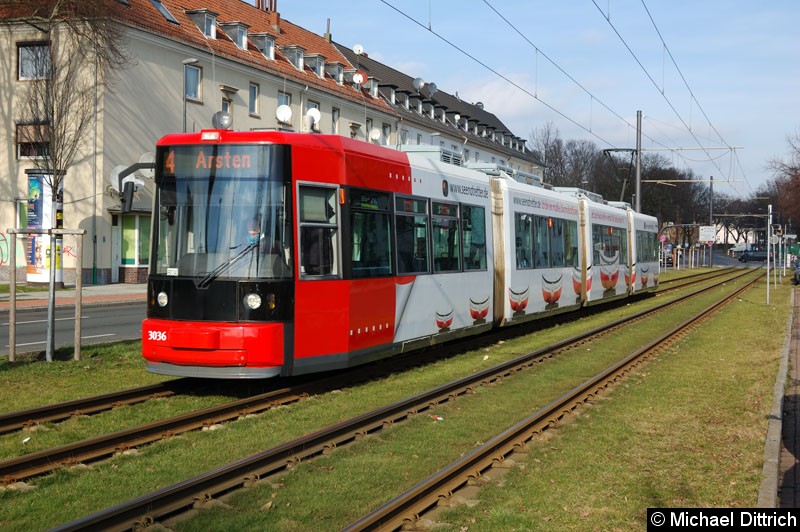 Bild: 3036 als Linie 4 zwischen den Haltestellen Huckelriede und Sielhof.