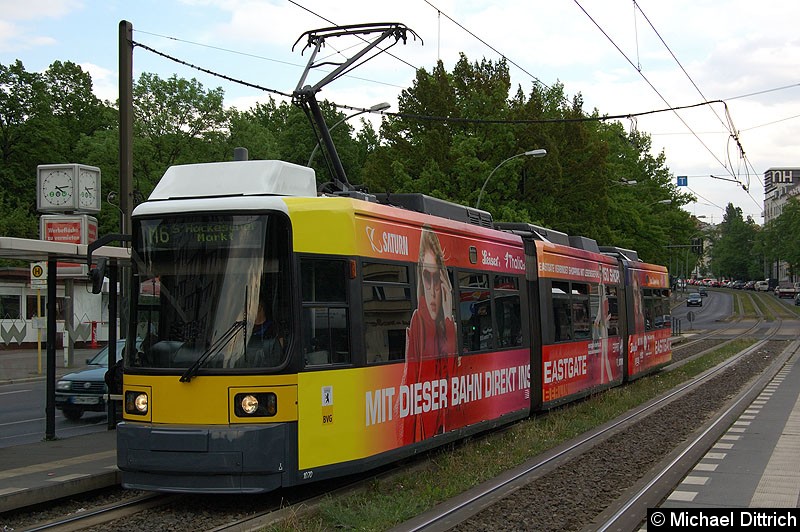 Bild: 1070 als Linie M6 an der Haltestelle Platz der Vereinten Nationen.