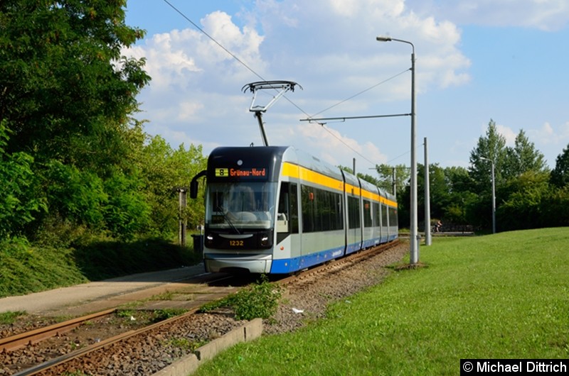 Bild: 1232 als Linie 8 an der Haltestelle Grünau-Nord.