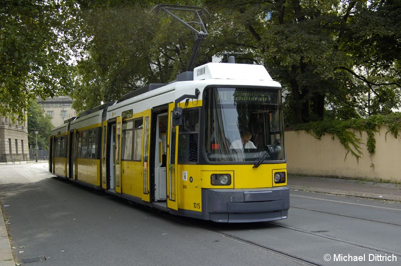 Bild: 1015 als Linie M1 an der Haltestelle Am Kupfergraben.