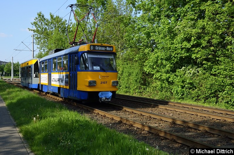 2107 + 906 als Linie 8 zwischen den Haltestellen Am Vorwerk und Strabf. Paunsdorf.