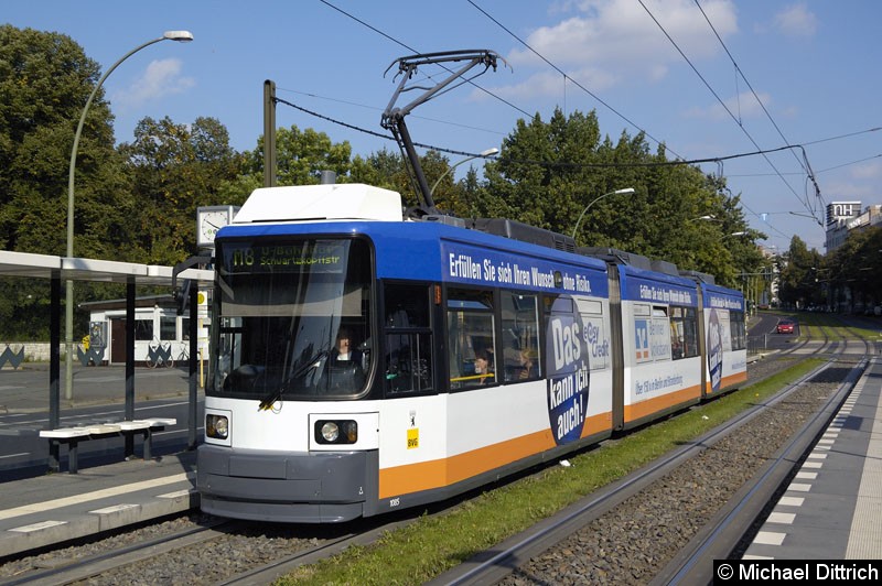 Bild: 1085 als Linie M8 an der Haltestelle Platz der Vereinten Nationen.