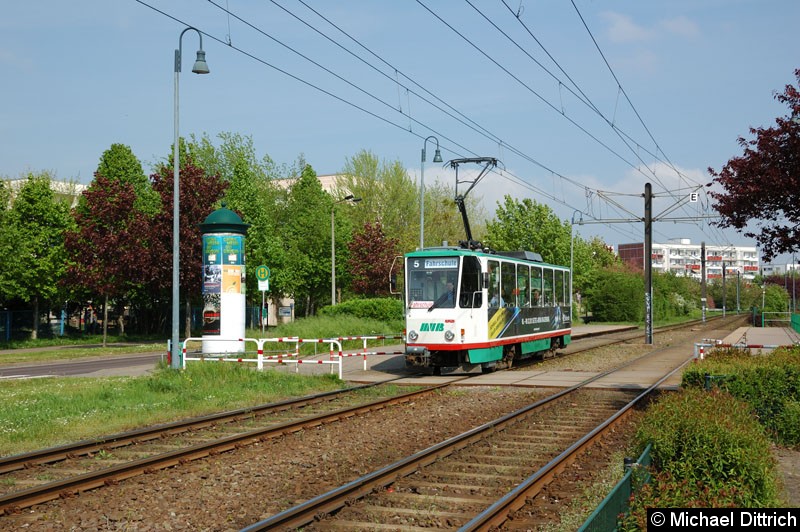 Bild: Wagen 1280 als Fahrschule anlässlich 30 Jahre Strecke nach Olvenstedt: Hier an der Haltestelle Sternbogen.