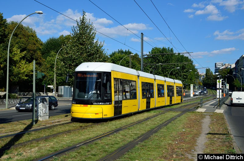 Bild: 4005 als Linie M8 beim Verlassen der Haltestelle Platz der Vereinten Nationen.