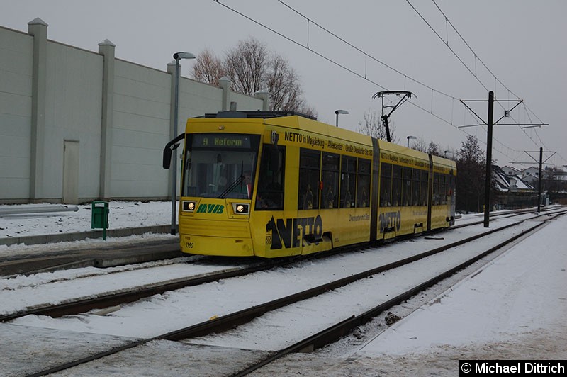 Bild: 1360 als Linie 9 auf dem Weg nach Reform an der Haltestelle Bördepark-Ost.