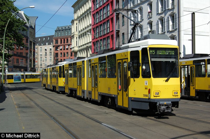 7098 als Linie M5 in der Großen Präsidentenstraße.