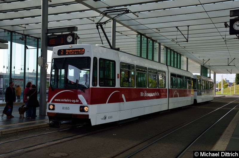 Bild: Wagen 8158 mit Beiwagen auf einem Abstellgleis neben der Wendeschleife Hauptbahnhof.